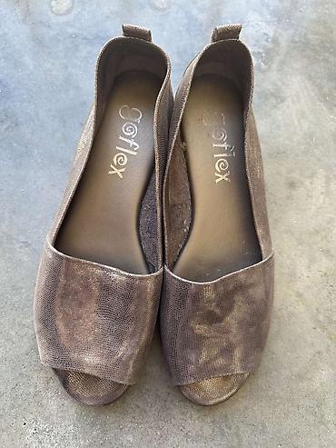 Salonke: Dve vrste obuće: 1) Bele patike sa pertlama - Klasičan nizak model sa — 12