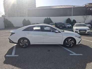 hyundai salon baku: Ağ rəngdə, müasir dizaynlı Hyundai Elantra avtomobili. Geniş salonu və