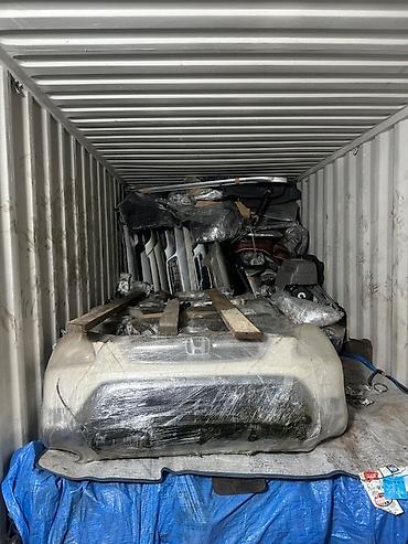 грузовой обмен: Контейнер, наполненный разнообразными автомобильными запчастями — 3