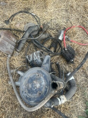 Капоты и комплектующие: Волга 3110, волга Предлагается набор автомобильных запчастей — 4