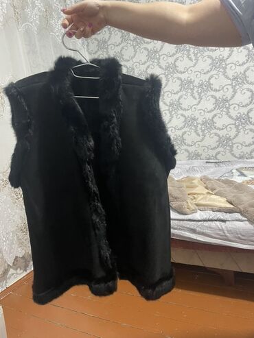 женские кожанные перчатки: Qadınlar üçün qolsuz qara xəz yaxalıqlı jilet. - Material: yumşaq