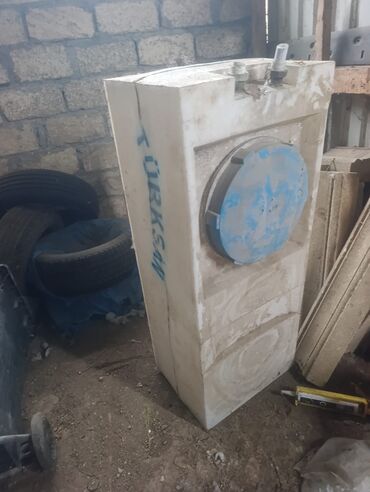Baklar və çənlər: Cen 300 litr tutumu var. 60 man az iwdenib baxan gorecek. Unvan