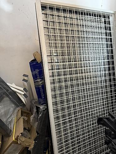 divar rəf: Mağaza və ticarət obyektləri üçün metal tor stend paneli / gridwall — 1