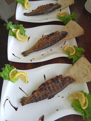 Quş: Menyu – manqalda Azərbaycan mətbəxi - Manqalda bütöv balıq: limon