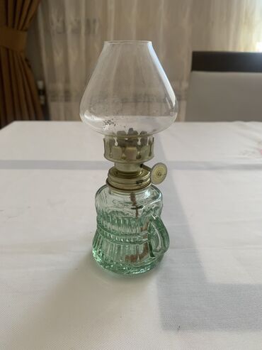 masaüstü lampa: Qedimi Cexoslavakiya istehsali olan ciqar Neftle işleyir