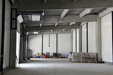 Radionice, postrojenja, fabrike: -Površina od 920m2 je podeljena u dva objekta 660m2 i 260m2. -Hala sa — 12