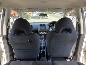 меняю на недвижимость: Белый хэтчбек Honda Fit с пятидверным кузовом и багажными рейлингами