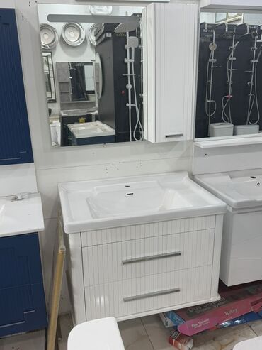 moyka şkaf: Ağ rəngdə, müasir üslubda hazırlanmış hamam otağı dəsti. Bu dəstə
