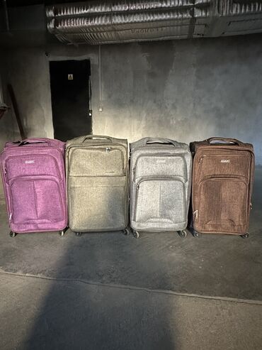 спартивная сумка: Продаю срочно чемоданы! Большие ! Ручки не много порваны, на фото