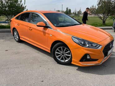 Hyundai: Hyundai Sonata в ярком оранжевом цвете. Этот седан отличается стильным