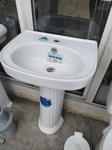 тюльпан: Ayaq üstə duran, ağ rəngli keramika lavabo, "NOOR" markasının
