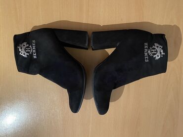 Botinka və botilyonlar: Qadınlar üçün qara botlar - Material: zərif süet toxumalı üst. - — 3