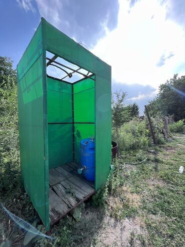 закрытый бассейн: Уличный душ для дачи или загородного участка, выполненный в зеленом