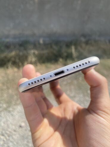 Apple iPhone: IPhone SE 2020, Б/у, 64 ГБ, Белый, Чехол, 76 % — 4