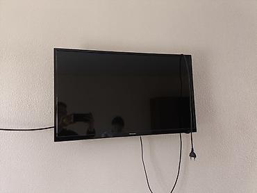 Телевизоры: Телевизор Hisense, диагональ около 32. Плоская панель, тонкие рамки — 1