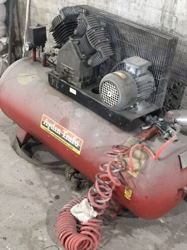 Beton və beton məmulatları: Aydın Trafo markalı qırmızı rəngli kompressor. Təkərləri sayəsində