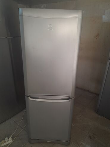 sumqayitda islenmis soyuducu: Б/у 2 двери Indesit Холодильник Продажа, цвет - Серый, Встраиваемый