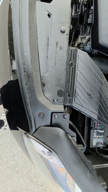 Другие детали кузова: Кроссовер (черный) — 5‑дверный, просторный багажник и салон. Основные — 4