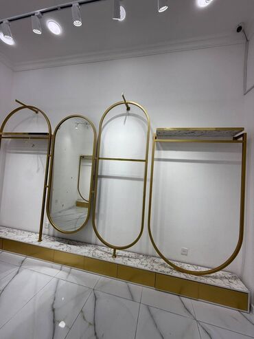 вешалки для одежды напольные оригинальные: Butik vitrin sistemi – qızılı metal karkas və mərmər teksturalı