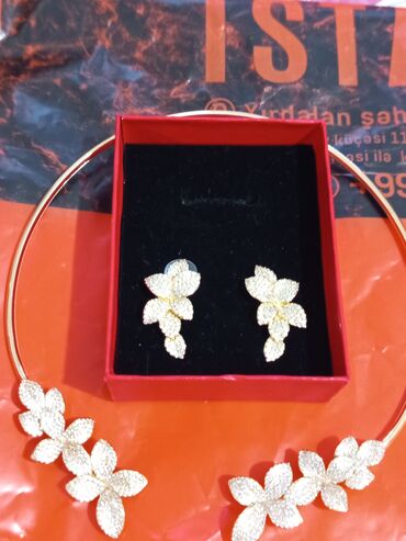 Bijuteriya dəstləri: Kolye və sırğalar - Dizayn: Qızılı rəngdə, çiçək motivli. Hər bir — 9