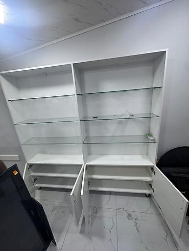 ofis dolablari: Ağ rəngli mebel dəsti – vitrin şkafları və L formalı iş/administrator — 1