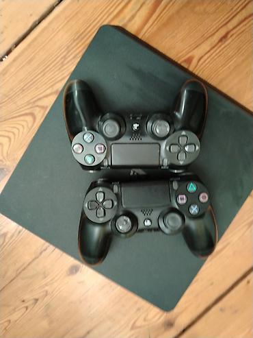 купить игровой компьютер бу: Sony PlayStation 4 Slim (qara) + 2 ədəd DualShock 2 pultu ustundeki — 2