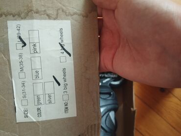 CD, DVD disklər və kassetlər: Suxfly markalı, L (39-42) ölçülü, qara rəngdə, 3 təkərli roller konki