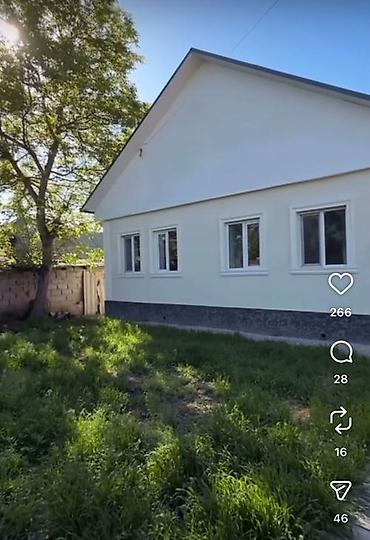 Продажа коттеджей и домов: 🏡 Продаётся уютный дом в Новопавловке 📍 2-я улица от трассы 📐 Площадь — 9