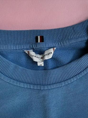 kos: Tommy Hilfiger muški/damski duks sa okruglim izrezom - Model — 2