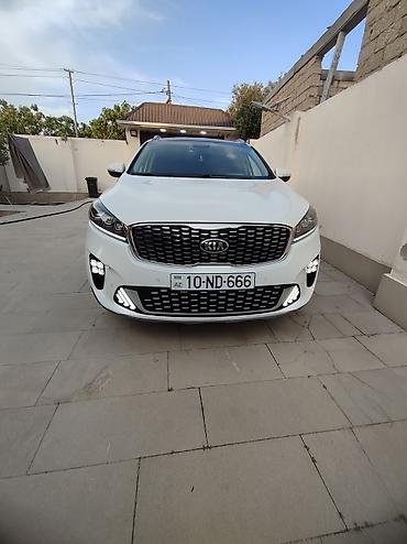 Kia: Ağ rəngdə olan Kia Sorento avtomobili. Avtomobilin arxa hissəsində LED — 7