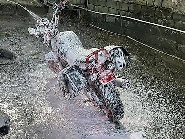 velo kaska: Şəhər sürüşləri üçün fərqli görünüşə malik motosiklet. Şəkillərdə qara — 2