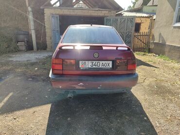 грузовой volkswagen: Volkswagen Vento: 1993 г., 1.8 л, Механика, Бензин, Седан