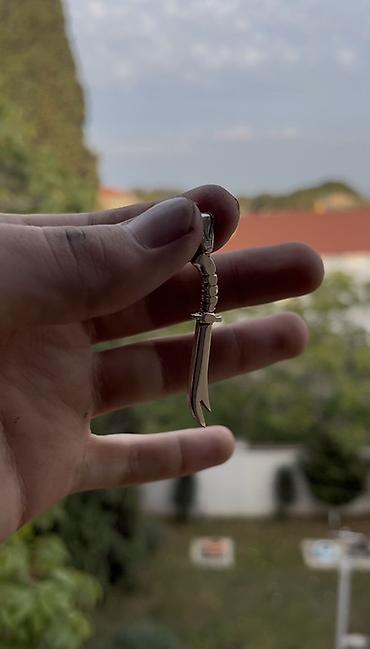 gumus kulon: Gümüş rəngli xəncər formalı kulon - Dizayn: Uzun, yüngül əyri bıçaq — 1
