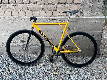 Яркий городской велосипед в Low pro стиле fixed gear / single speed