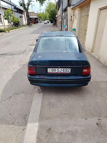 opel sükanı: Opel sedan, mavi rəng. 4 qapı, lyuklu dam. Mexaniki sürətlər qutusu — 5