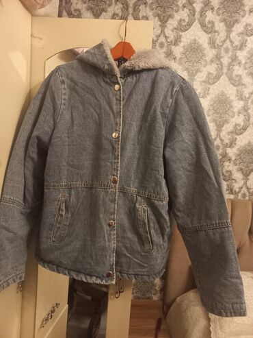 Pencəklər: Qadınlar üçün kapüşonlu cins gödəkçə. - Material: mavi denim (cins)