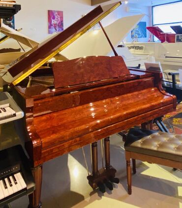 Музыкальные инструменты: Royal ve Pianolar. Royal Musiqi Aletleri salonu sizlere genish