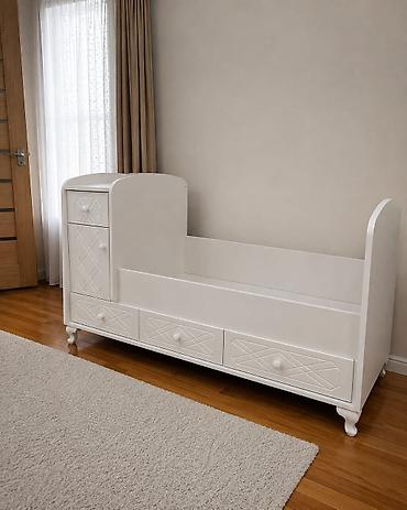 çilek beşik: Uşaq otağı üçün çoxfunksiyalı ağ rəngli çarpayı-komod dəsti. Model — 2
