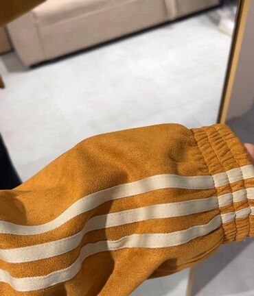 молодежная одежда: Куртка-бомбер Adidas с воротником-стойкой и застежкой-молнией. Модель