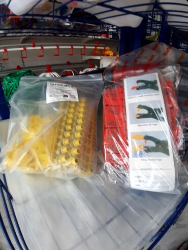 столик на кроватку: Bir torbada sarı rəngli heyvan nömrələmə etiketləri və digər torbada