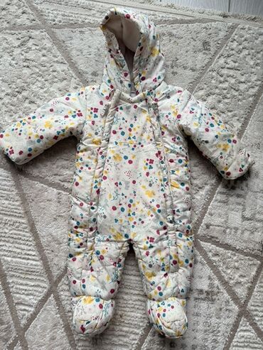 кубики для детей: Детский зимний комбинезон-конверт с капюшоном - Бренд: M&Co at lalafo.kg кубики для детей: Детский зимний комбинезон-конверт с капюшоном - Бренд: M&Co