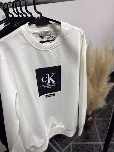 original calvin klein patike svr koza: Muski duks Calvin Klein
Tanji, prolecni duks u S, M, L, 2XL velicinama