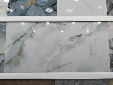 оконные рамы бу: Ağ və yaşıl rənglərin zərif qarışığı ilə bəzədilmiş keramik plitələr