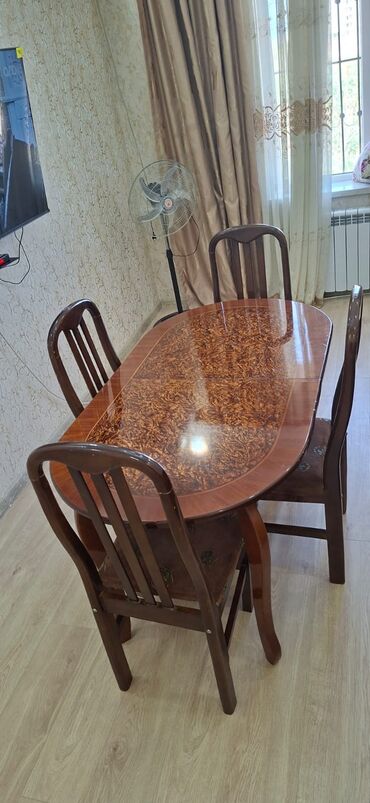 Masa və oturacaq dəstləri: Masa dəsti yaxşı vəziyyətdə 130 manat. Masa açılır. Stul 5 ədəddir