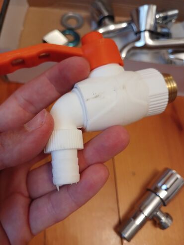 Строительные блоки: Ağ plastik korpuslu, narıncı rəngdə dəstəyi olan su kranı. Kranın bir
