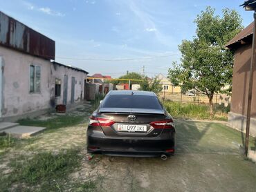 runx alex: Автомобиль Toyota Camry. Оснащен задним спойлером, что придает ему