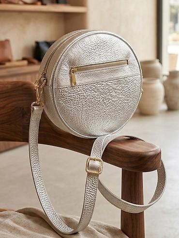 split ender cena: Okrugla crossbody torba u metalik srebrnoj boji. - Materijal — 1