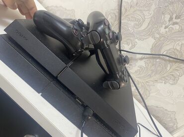 Kompüter, noutbuk və planşetlər: Ps 4 silim satilir tecili ucuz qiymete 2 dene pult içinde 200 dene