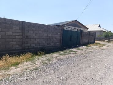 детская кроватка с комодом и пеленальным столиком: Продаётся дом в городе Кара балта улица марозова 63 рядом 9школы