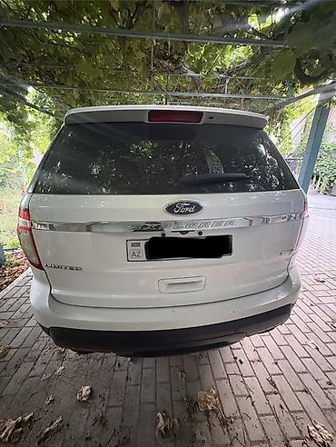 yan guzguler: Ford Explorer Limited – ağ rəngli, 7 yerlik tam ölçülü SUV — 4